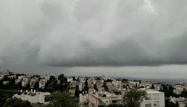 ענני גשם של סערת האביב מעל חיפה – 26/4/2018 (צילום – נילי בנו)