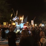 מפגינים מול בית השר שטייניץ נגד הצבת אסדת הגז בסמוך לחוף ונגד הזרמת הקונדנס למפרץ חיפה 14/4/2018 (צילום – חי פה)