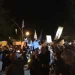 מפגינים מול בית השר שטייניץ נגד הצבת אסדת הגז בסמוך לחוף ונגד הזרמת הקונדנס למפרץ חיפה 14/4/2018 (צילום – חי פה)
