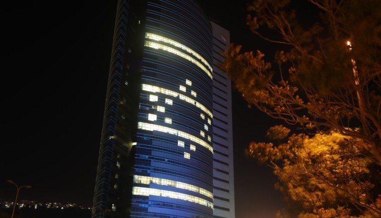 בניין חברת החשמל – מואר בדגל (צילום – יוסי וייס, חברת החשמל)