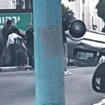 רכב הפוך על גגו ברחוב חניתה בחיפה (צילום – אייל שלמה)