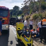 תאונת משאית בחיפה: נוסע המשאית מקבל טיפול במקום (צילום – דוברות מד"א)