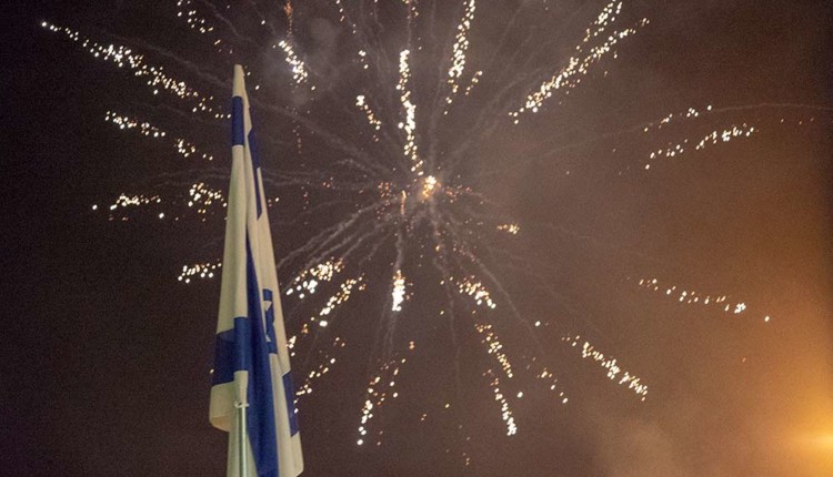דגל ישראל והזיקוקים – מופע זיקוקים בחיפה – יום העצמאות (צילום – ירון כרמי)