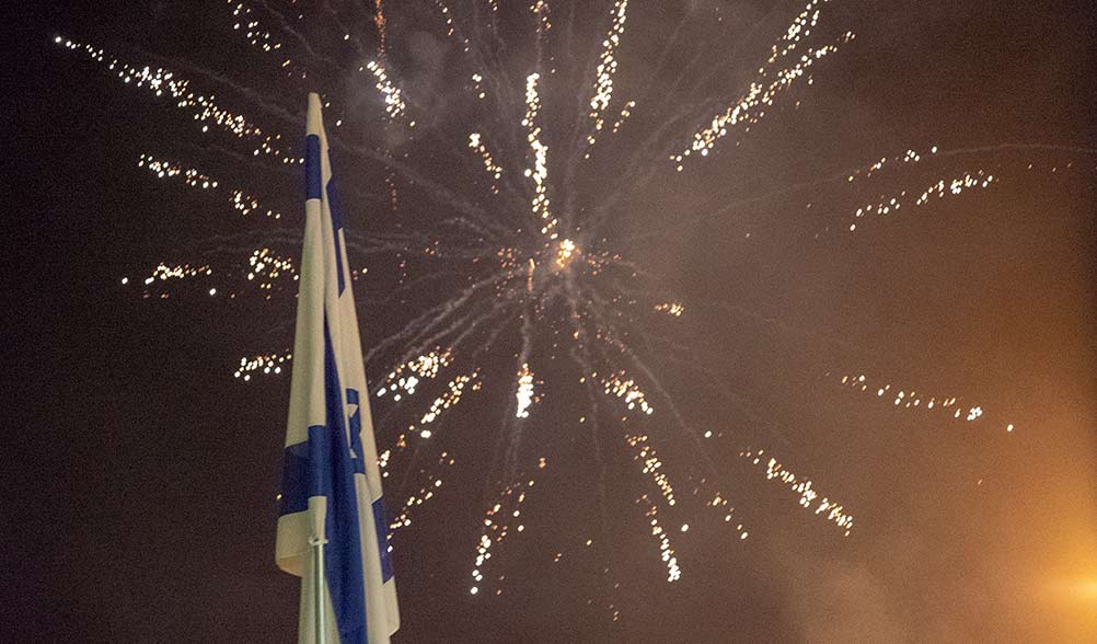 דגל ישראל והזיקוקים - מופע זיקוקים בחיפה - יום העצמאות (צילום - ירון כרמי)