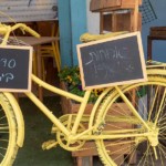 האופניים בכניסה למתחם של ורד פרן – סיור קולינרי בשוק תלפיות – העמותה לתיירות חיפה (צילום – ירון כרמי)