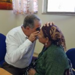 מבצע בדיקות עיניים במרפאת כללית (2)