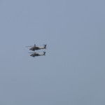 מסוקי אפאצ'י מעל חיפה במטס חיל האוויר (צילום – איציק שכטר)
