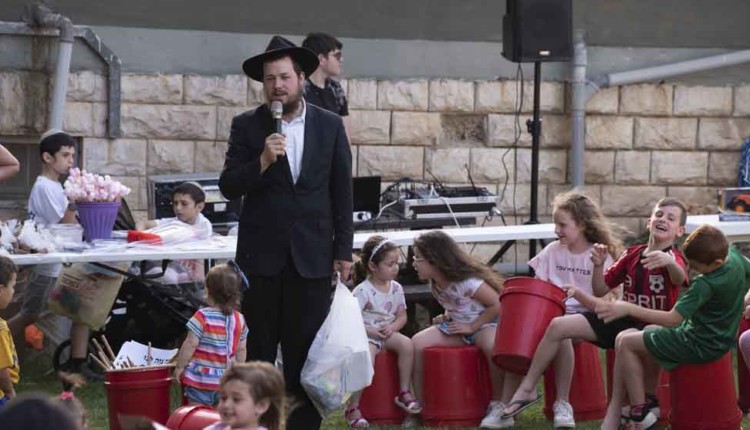 הרב יהודה גינזבורג מברך את הילדים – הפנינג ל"ג בעומר בכרמל הצרפתי – בית חב"ד (צילום – ירון כרמי)