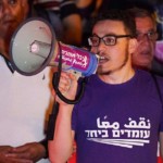 אורי וולטמן – חבר הנהגת תנועת "עומדים ביחד" – הפגנה בחיפה – המושבה הגרמנית (צילום – ירון כרמי)