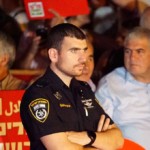 שוטר בהפגנה הפרו פלסטינית (צילום – ירון כרמי)