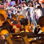 שפע אנשי תקשורת מול המפגינים – חיפה – המושבה הגרמנית (צילום – ירון כרמי)