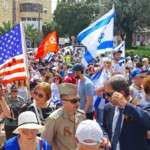 דגלי ישראל, רוסיה וארה"ב מונפים במצעד הוטרנים בחיפה – 4/5/2018 (צילום – אדיר יזירף)