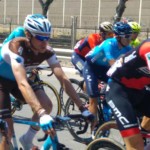 רוכבי הג'ירו ד'איטליה חולפי לייד שכונת בת גלים (צילום – גל דדוש)