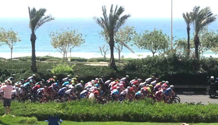 רוכבי הג'ירו ד'איטליה מול שער העליה בחיפה (צילום – ניסים בן אריה)
