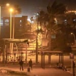 טיילת בת גלים בלילה סוער (צילום – ירון כרמי)