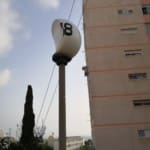 עמוד תאורה שנשרף השרפה ברחוב דרייפוס 25/7/2018 (צילום – יעל אריאל)