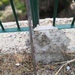 הגדר החדשה בה בוצעו עבודות הריתוך – עמוד תאורה שנשרף – השרפה ברחוב דרייפוס 25/7/2018 (צילום – יעל אריאל)