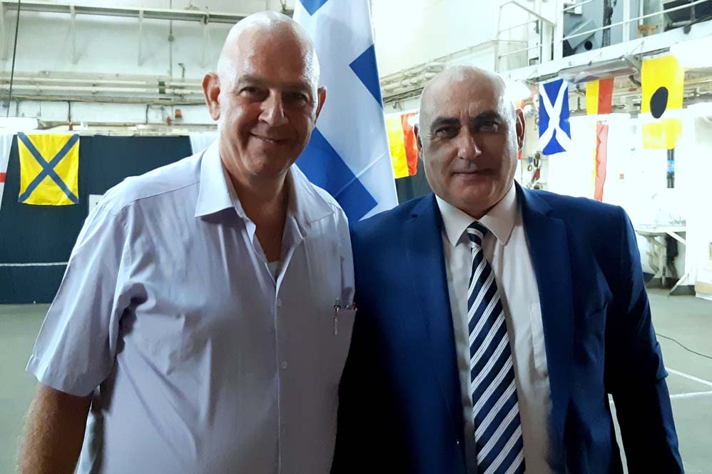 מימין: מנכ"ל "רדיו יאסו" אלי זילברמן וקונסול יוון בחיפה קוסטה זינוביוס. (צילום: אדיר יזירף)