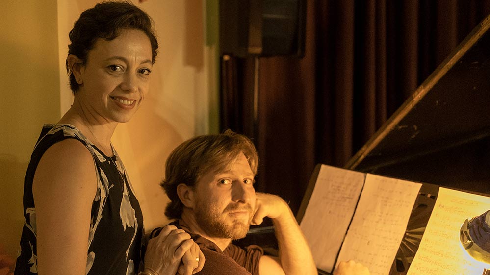 הפסנתרן חגי קשת וקרן צור - ההצגה "אהובת הדרקון" בתאטרון הסטודיו - אוגוסט 2018 (צילום - ירון כרמי)