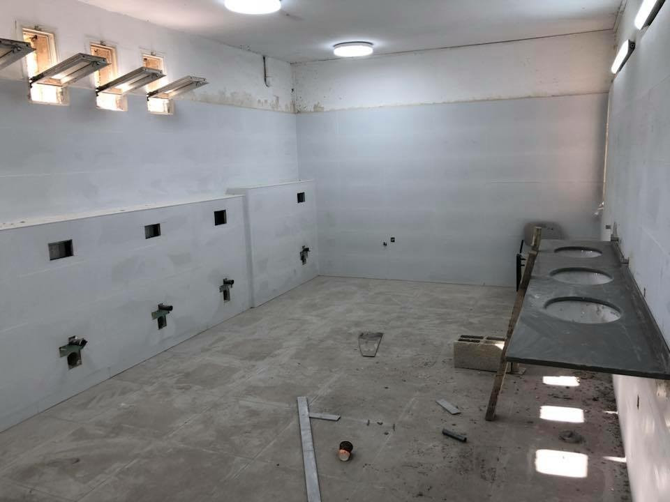 חדרי שירותים בבית הספר שיפמן בטירת הכרמל - ימים ספורים לפני תחילת הלימודים
