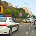 תאונה בדרך יד לבני – רכב התנגש בעמוד תאורה – תמונות מהשטח (צילום: מימי פרץ)