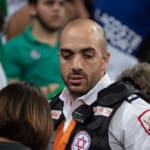 עופר יעקב ביציע בעת טיפול באוהד שנפגע באפו מכדור – 01/09/2018 (צילום: ירון כרמי)
