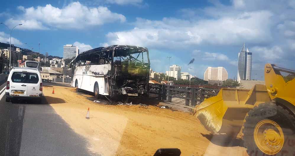 אוטובוס שנשרף בכביש 22 - 26/10/2018 (צילום אדיר נמרוד כץ)