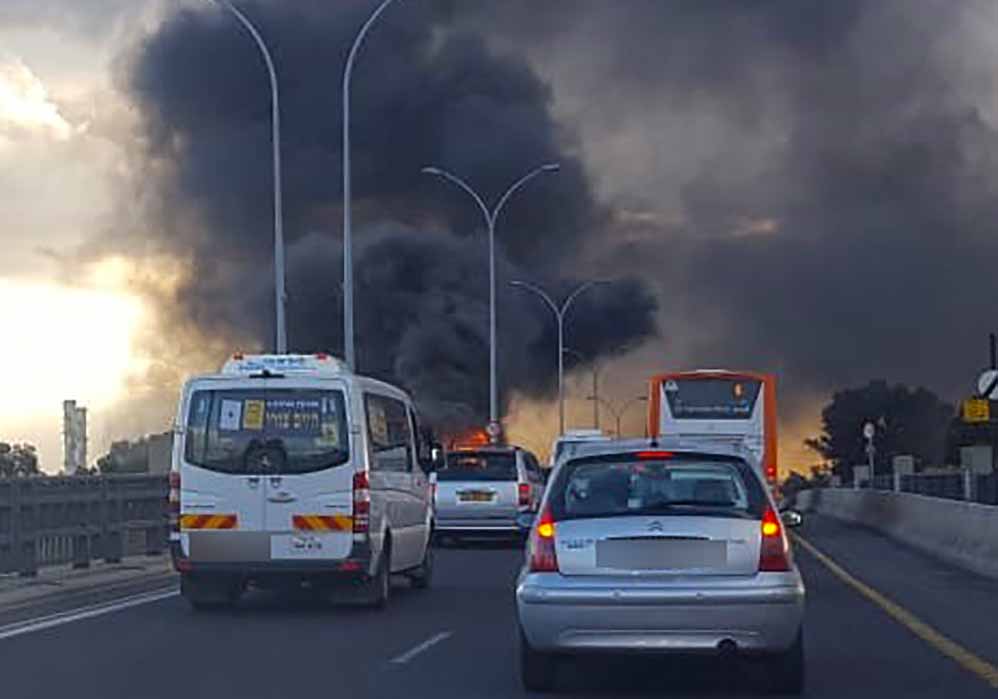אוטובוס עולה באש בכביש 22 בחיפה - 26/10/2018 (צילום: מיכאל קירזנר)