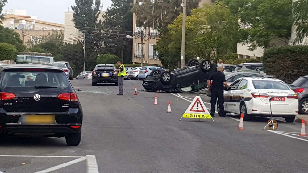התהפכות רכב ברחוב אלכסנדר ינאי בחיפה 25/10/2018 (צילום: ארו קורצק)