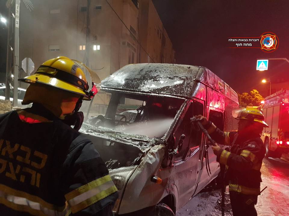 מיניבוס הוצת ונשרף כליל בשדרות הציונות בחיפה (צילום: דוברות כבאות והצלה - מחוז חוף)