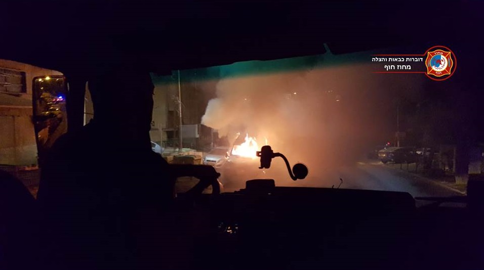 מיניבוס הוצת ונשרף כליל בשדרות הציונות בחיפה (צילום: דוברות כבאות והצלה - מחוז חוף)