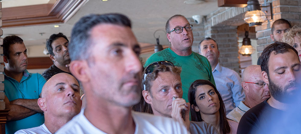 מקצוענים בהפעלת מועדוני גלישה בכנס השקת המכרז של חברת אתו"ס במסעדת שווטינה בחיפה - 3/7/2018 (צילום: ירון כרמי)