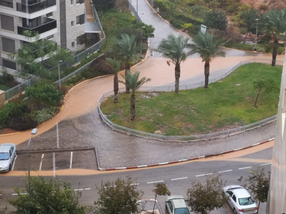 הצפה ברמת הנשיא - קוראי חי פה מצלמים את היורה בחיפה - מטחי גשם, הצפות וברקים - 21/10/2018 (צילום: דודי מיבלום)