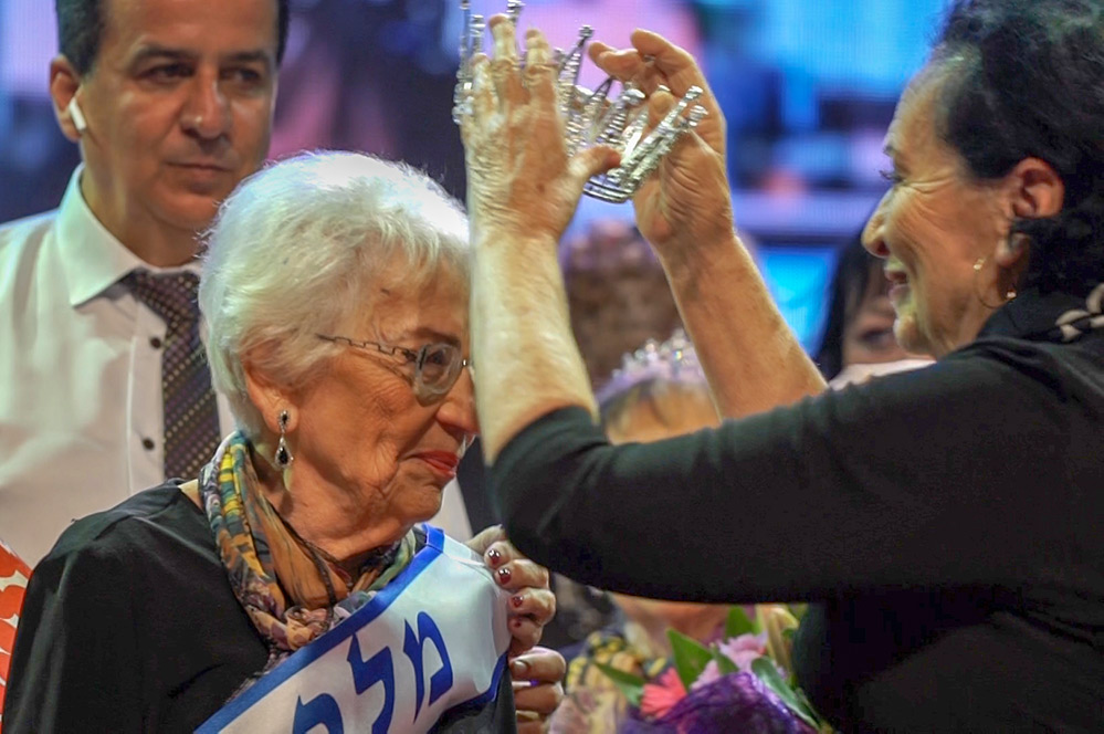 טובה רינגר ברגע ההכתרה למלכת היופי של ניצולות השואה (צילום: ירון כרמי)
