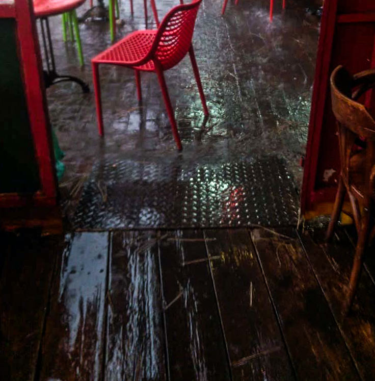 שתיים סוכר - קוראי חי פה מצלמים את היורה בחיפה - מטחי גשם, הצפות וברקים - 21/10/2018 (צילום: עופר מרקמן)
