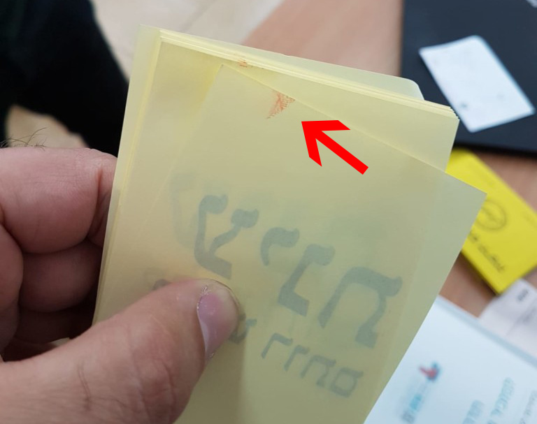 פתקים פסולים שקשקשו עליהם בדיו אדומה - בחירות 2018 בחיפה (צילום: מיכי אלפר)