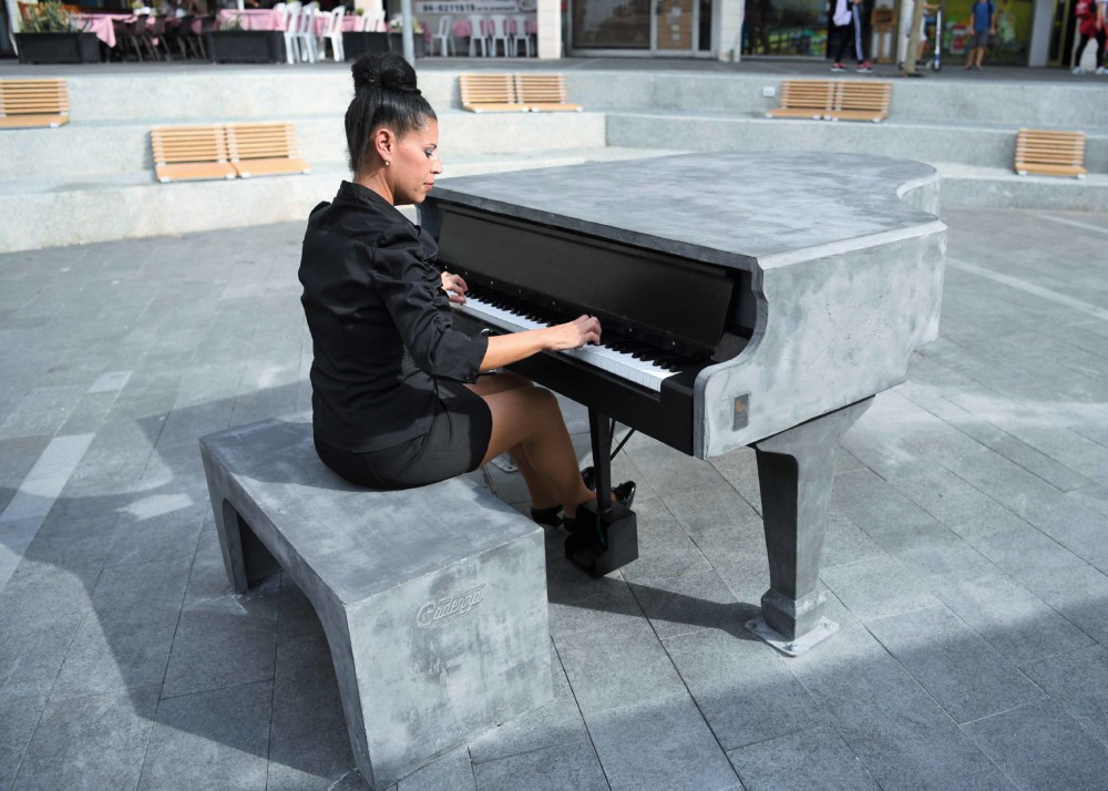 צילום:הפסנתר מהבטון במרכז הכרמל( ראובן כהן, דוברות עיריית חיפה)