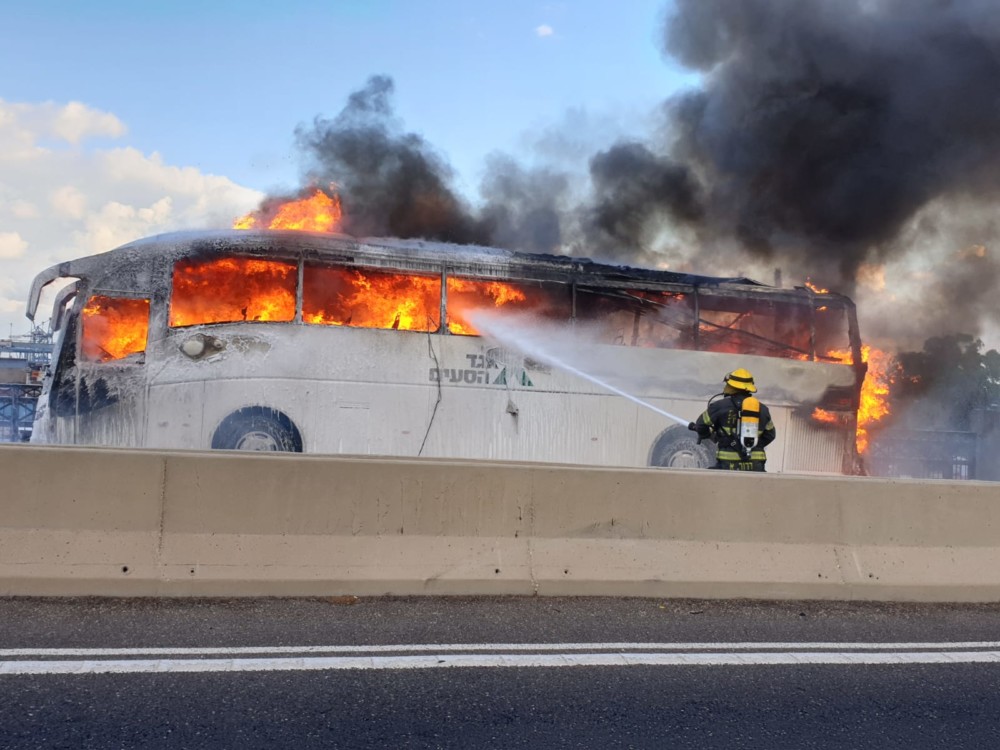אוטובוס עולה באש כבאות והצלה
