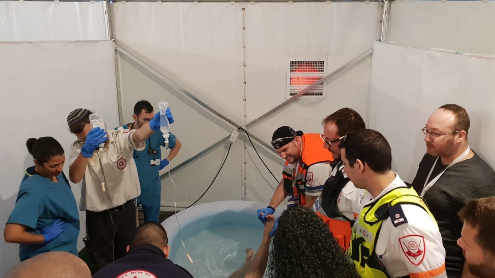 טיפול בנפגע חום עי צוות רמב"ם ומד"א. (צילום: דוברות רמב"ם)