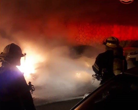 רכב עלה באש בחניה ברחוב עבאס בחיפה - חשד להצתה - 06/11/2018 (צילום: כבאות והצלה - מחוז חוף)