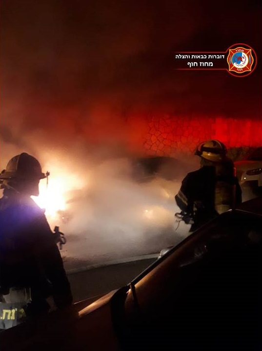 רכב עלה באש בחניה ברחוב עבאס בחיפה - חשד להצתה - 06/11/2018 (צילום: כבאות והצלה - מחוז חוף)