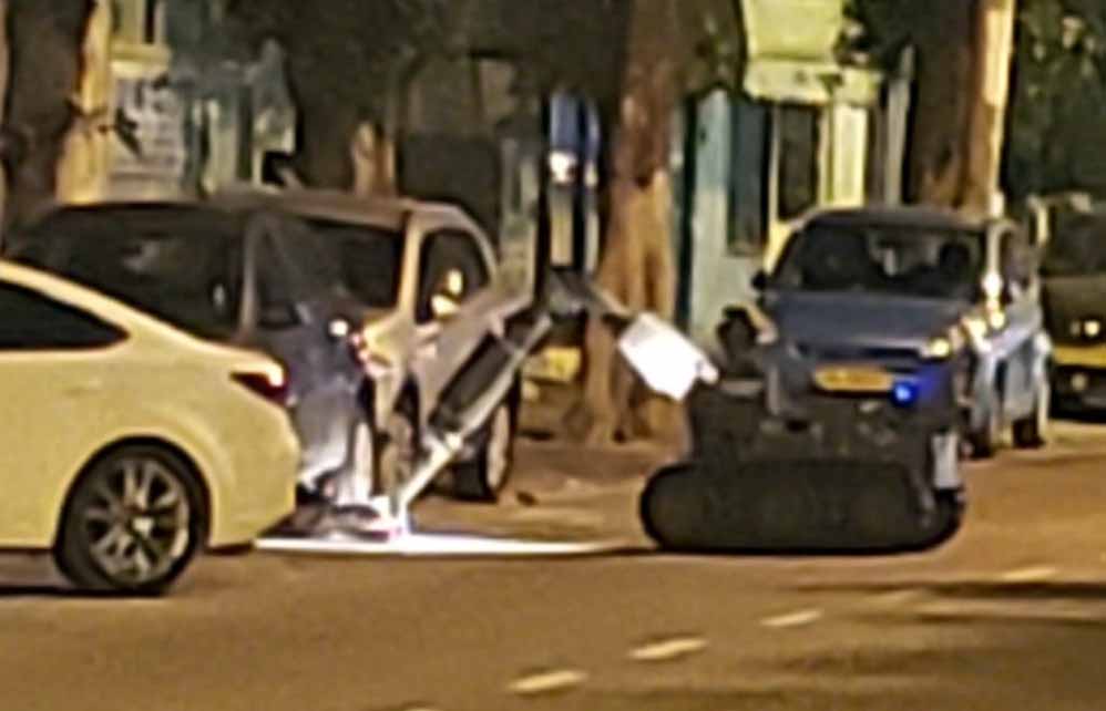 רובוט משטרתי סורק חפץ חשוב מתחת לרכב ברחוב גאולה 08/11/2018 (צילום: איציק אלעזרא)