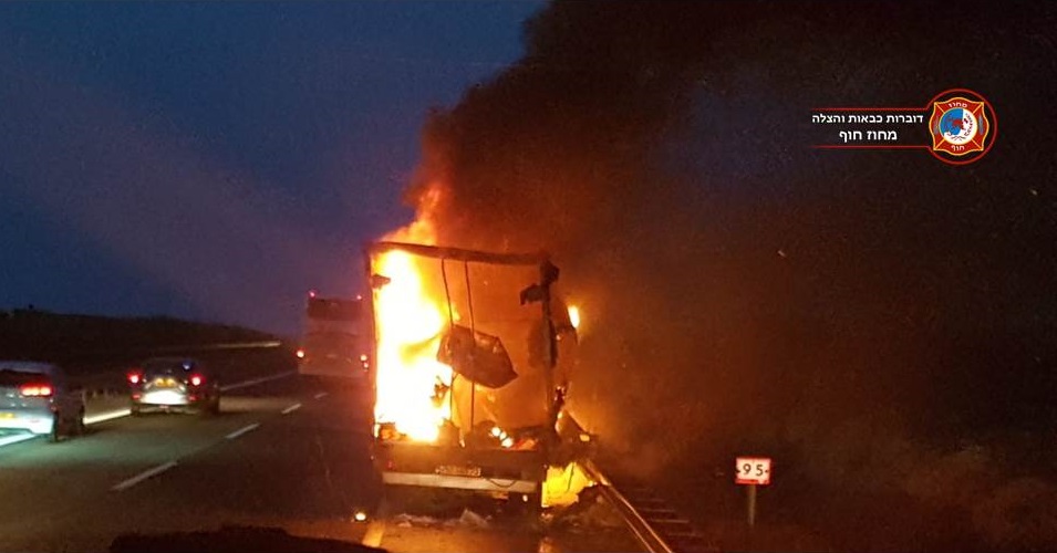 משאית המכילה מקררית עלתה באש ביציאה הדרומית מחיפה על כביש החוף 14/11/2018 (צילום: לוחמי האש - מחוז חוף)