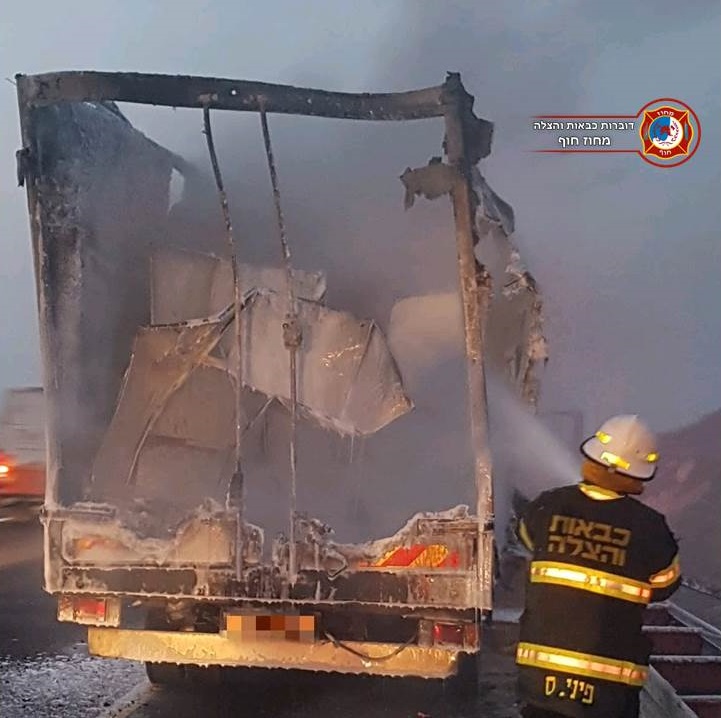 משאית המכילה מקררית עלתה באש ביציאה הדרומית מחיפה על כביש החוף 14/11/2018 (צילום: לוחמי האש - מחוז חוף)