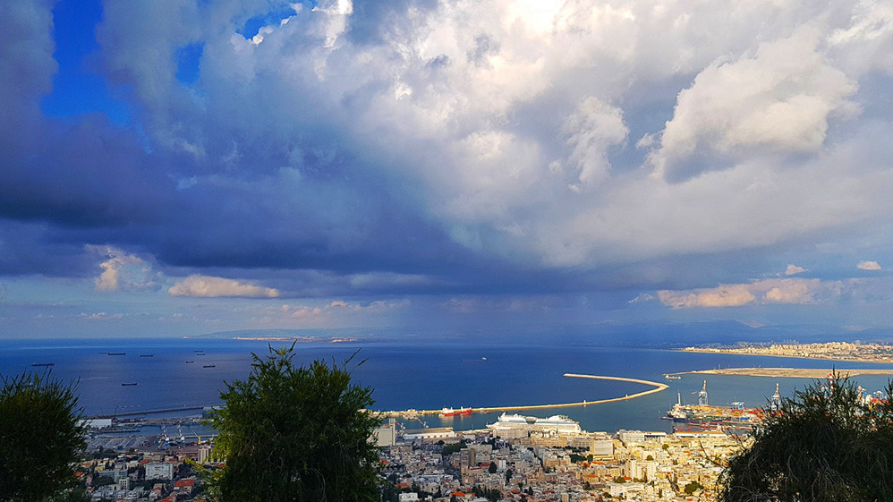 ענן גשם מעל מפרץ חיפה - תמונת היום בחיפה 06/11/2018 (צילום: נילי בנו)