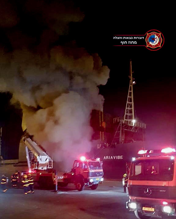 שריפה אשר פרצה בבטן אנייה העוגנת ברציף בנמל הקישון 13/11/2018 (צילום: דוברות לוחמי האש - מחוז חוף)
