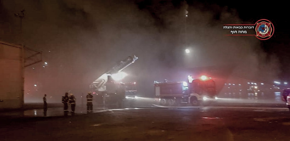 שריפה אשר פרצה בבטן אנייה העוגנת ברציף בנמל הקישון 13/11/2018 (צילום: דוברות לוחמי האש - מחוז חוף)