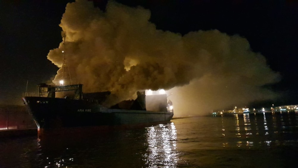 שריפה אשר פרצה בבטן האנייה Aria Vibe העוגנת ברציף בנמל הקישון 13/11/2018 (צילום: צחי הבר)