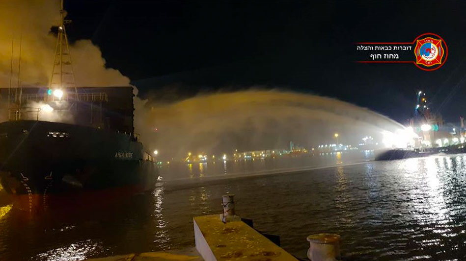 הסלנת מים - שריפה אשר פרצה בבטן האנייה Aria Vibe העוגנת ברציף בנמל הקישון 13/11/2018 (צילום: דוברות לוחמי האש - מחוז חוף)