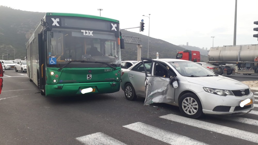 תאונת דרכים בין אוטובוס למכונית פרטית בצומת יגור - 29/11/2018 (צילום: איחוד הצלה כרמל)